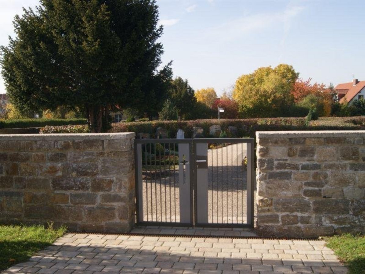 Eingang zum Friedhof