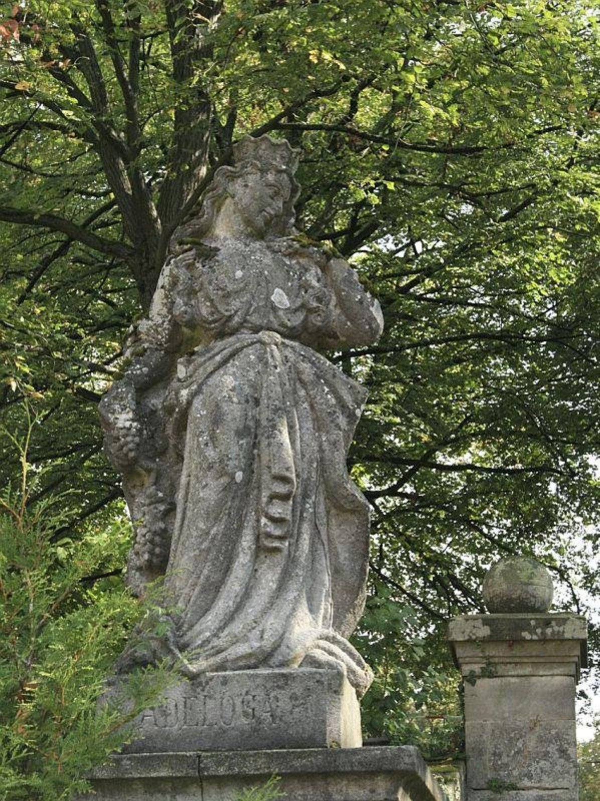 "Hadeloga-Figur" am Schlosspark