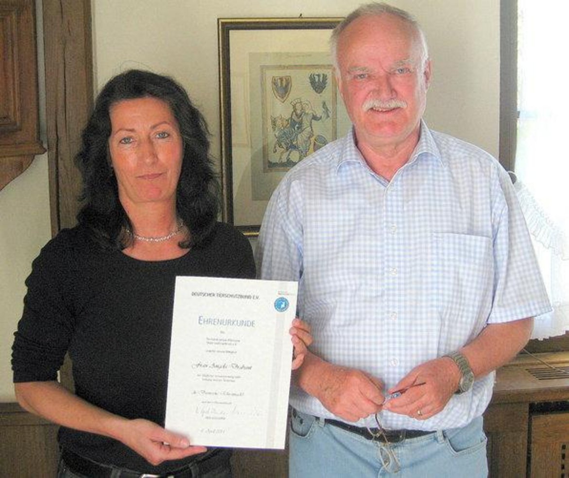 Angela Drabant und Dr. Menche mit der Urkunde des Deutschen Tierschutzbundes
